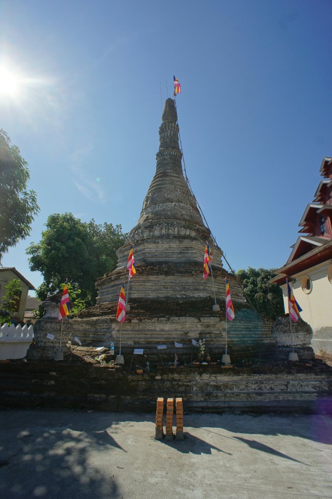 Gegenüber der alten Pagode ...