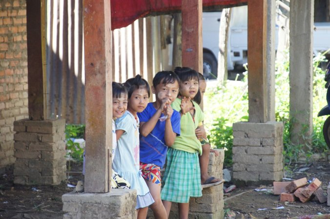 Schüchterne Blicke und zurückhaltendes Winken ...
